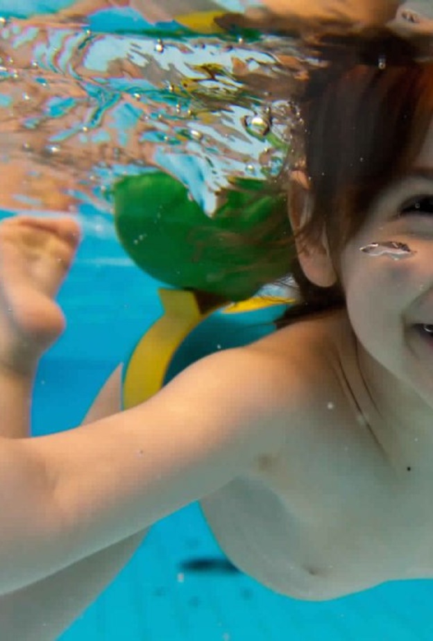 افضل الطرق للعناية بشعر الاطفال بعد السباحة	