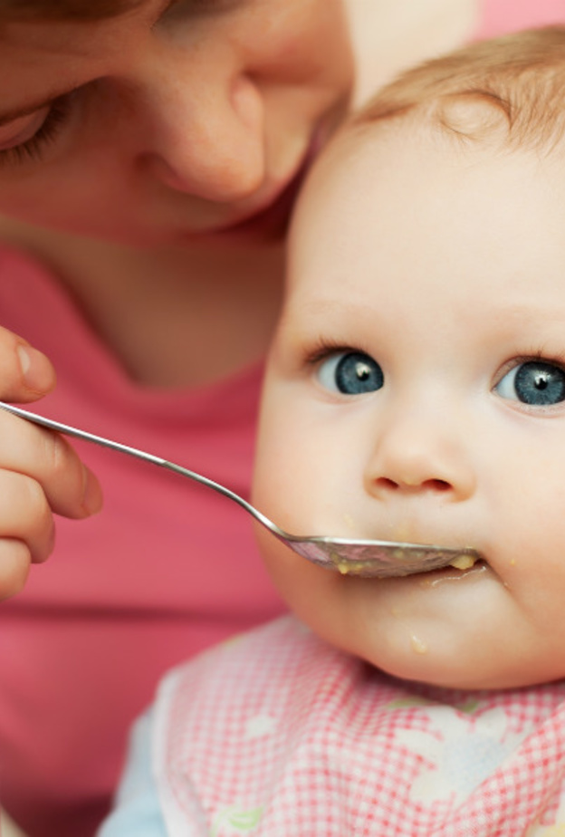 أكل الطفل الرضيع أول شهور حياته 