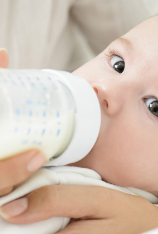 تقيؤ الطفل .. هكذا تعالجينه