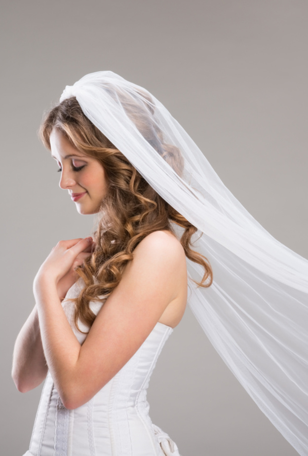 الطرحة الطويلة وجمال مميز للعروس