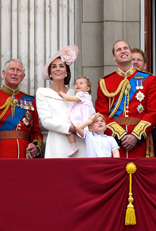 ما الهدية التي قدمها الأمير جورج والأميرة تشارلوت للملكة في عيد ميلادها