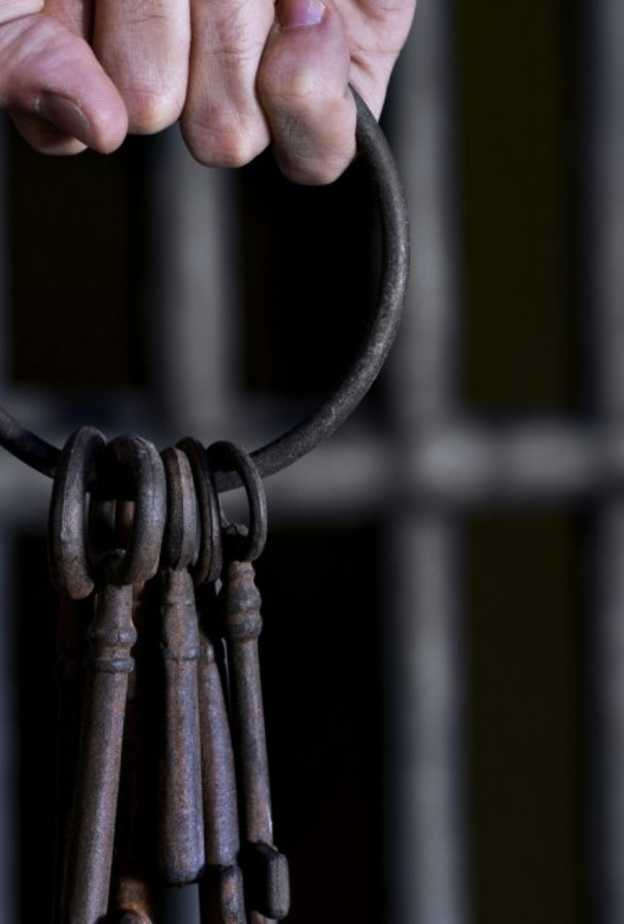 اعتقال العجوز في زنزانة انفرادية