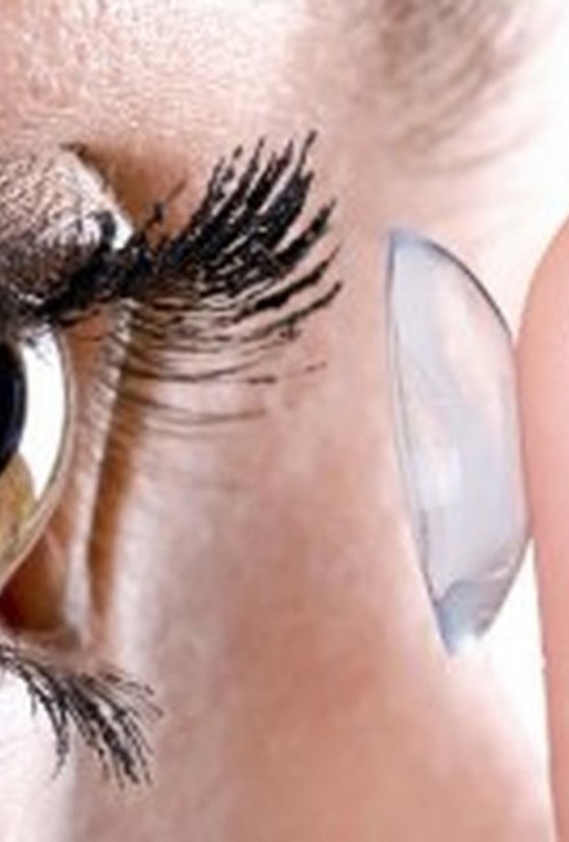 العدسات اللاصقة تضر بصحة العيون