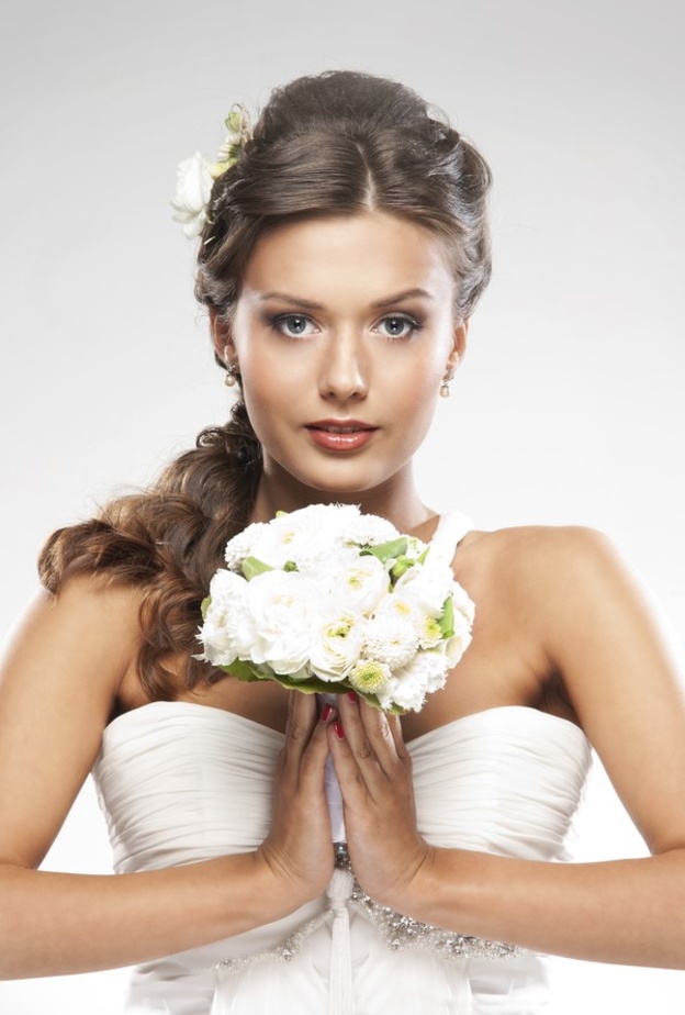 مسكة العروس باللون الابيض فكرة كلاسيكية