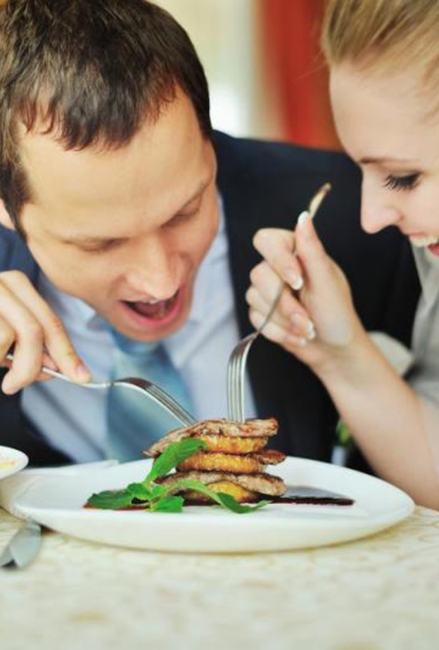 على العروسين ان يجعلا طبق اللحوم اساسي في اختيار طعام العرس