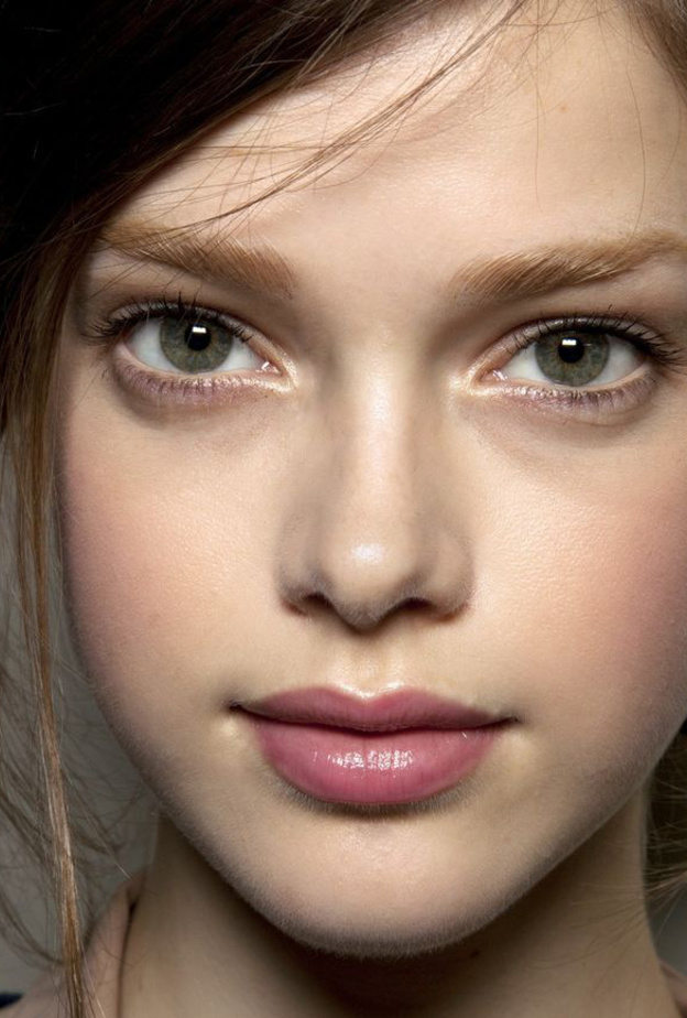 قومي بفرك شفتيك بفرشاة الأسنان برفق لتكبيرها