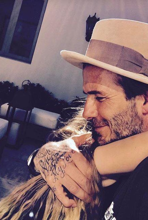 ديفيد بيكهام في لحظة أبوية مع ابنته خلال احتفالهم بعيد الفصح