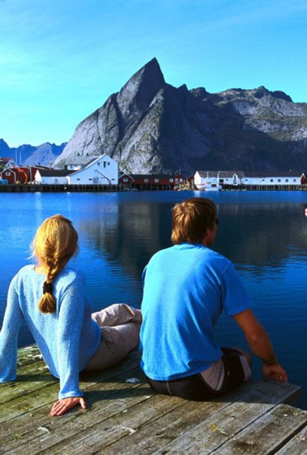 المشي وسط جمال الطبيعة رومانسية حقيقية