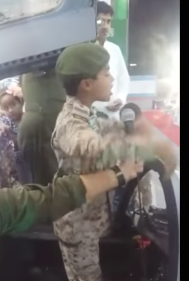 طارق العنزي اثناء إلقاء القصيدة