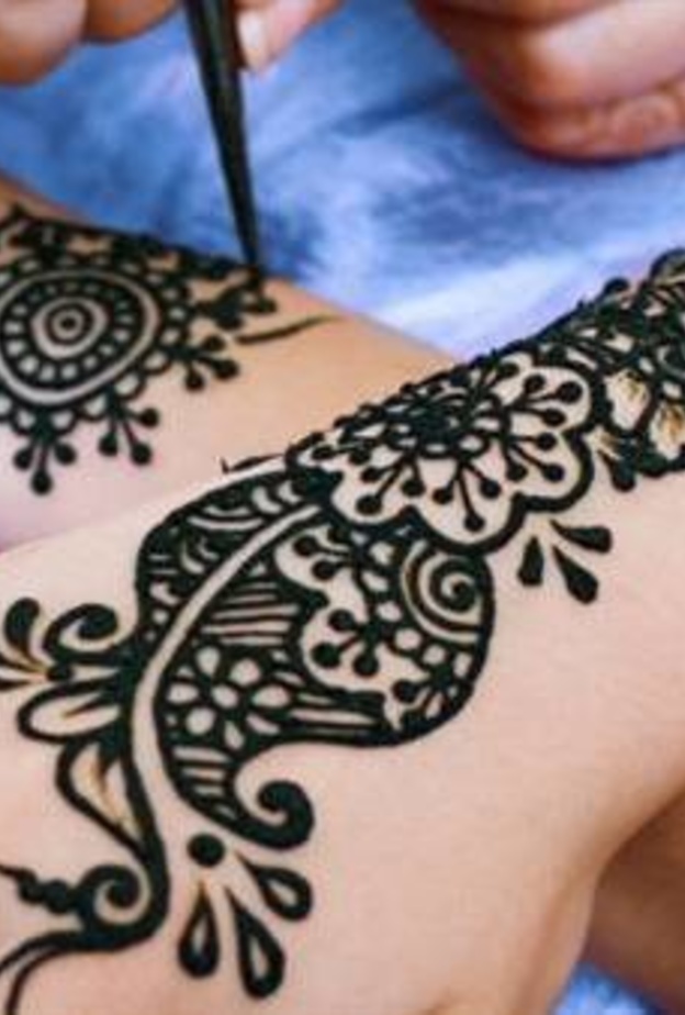 بمناسبة العيد بلدية دبي توقع غرامة 2000 على مستخدمي الحناء السوداء 