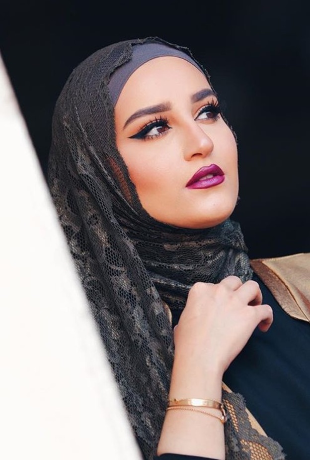 الروج الغامق مع دلال الدوب المناسب للعروس