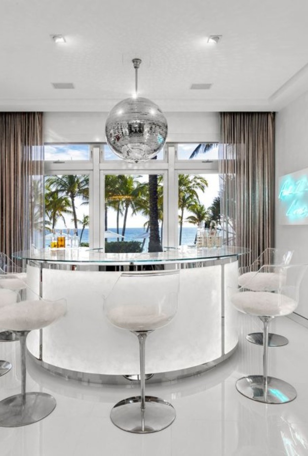 إحدى الغرف المطلة على البحر في منزل تومي هيلفيغر Tommy Hilfiger