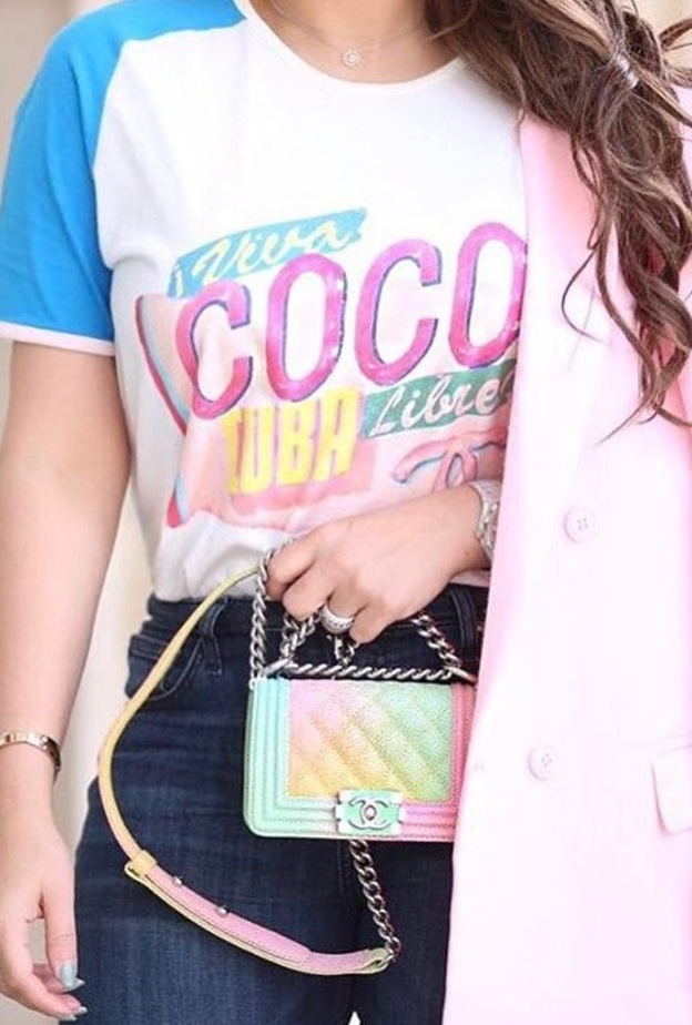 فاطمة المؤمن وتي شيريت صيفي مع الجينز