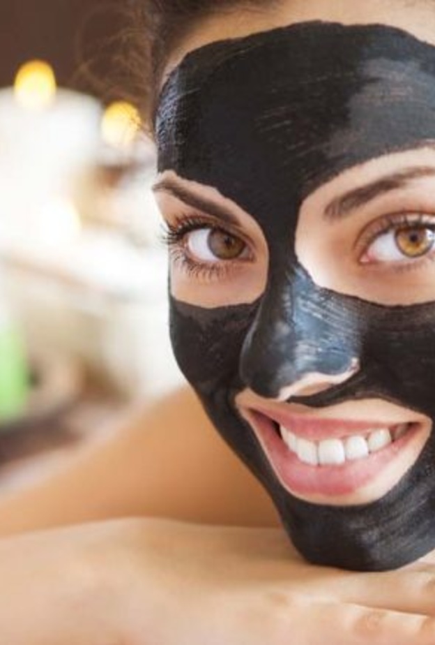 قناع الفحم المفضل لدى السعوديات