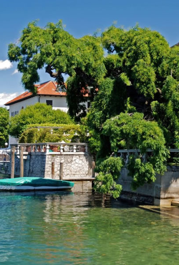 احدى الفلل في بحيرة اورتا