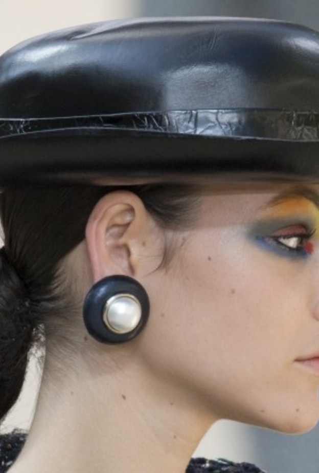 اكسسوارات القبعات الجلدية في عرض شانيل لشتاء 2018