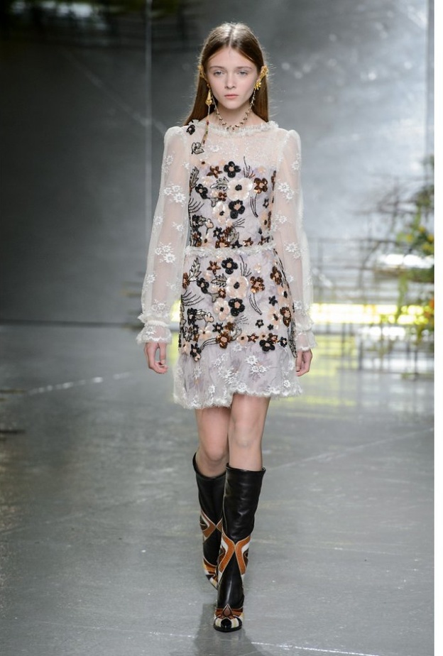 الفساتين القصيرة من قماش الدانتيل‎ ‎المزخرف من رودارت ‏Rodarte