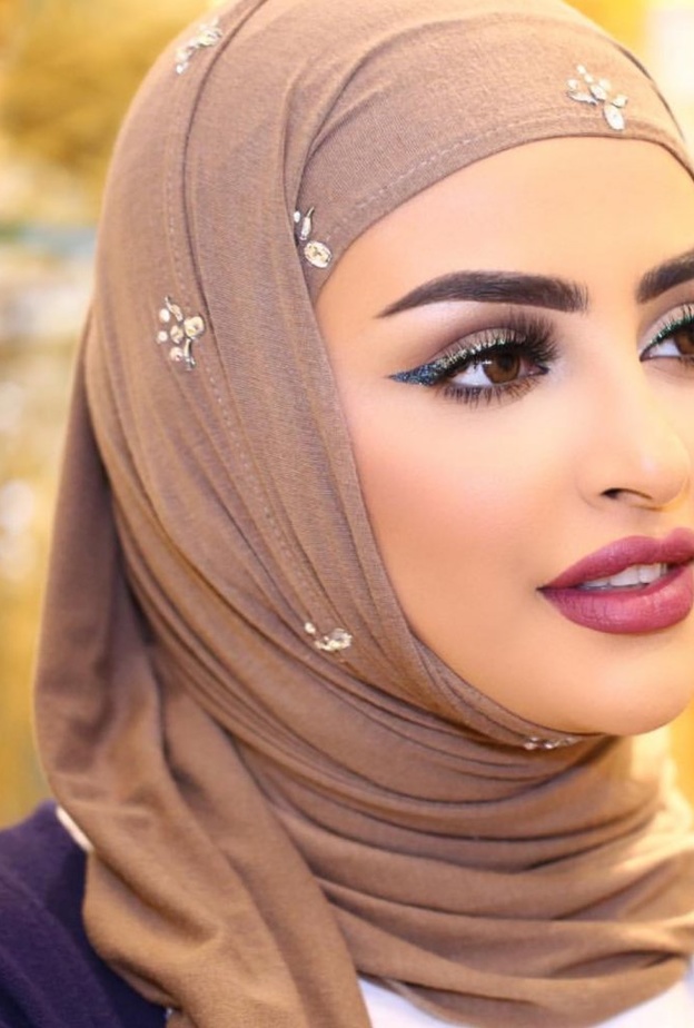 مكياج عصري مع الأيلاينر الأسود بأسلوب سندس القطان