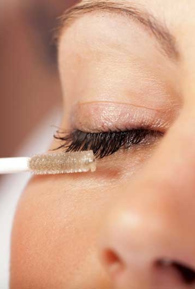 طبقي القليل من الفازلين على الرموش وتأكدي من عدم دخول أي شيء في العينين