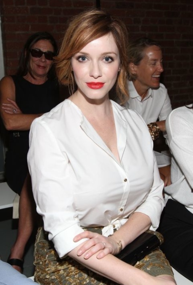 الفساتين المعرقة بالورود والمزينة بالرسومات تساعد على اخفاء الصدر الكبير