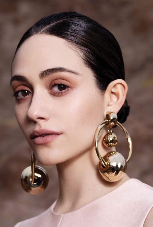 الأقراط الكبيرة الملونة تزيد من جمال اطلالاتك