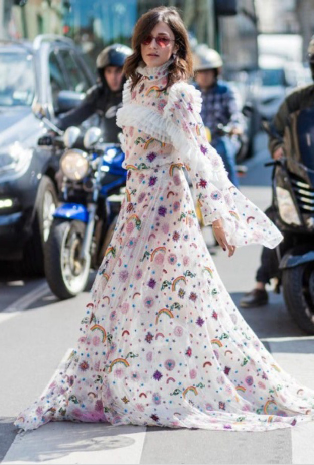 فستان بليسيه اصفر مع الكشكش المتطاير.