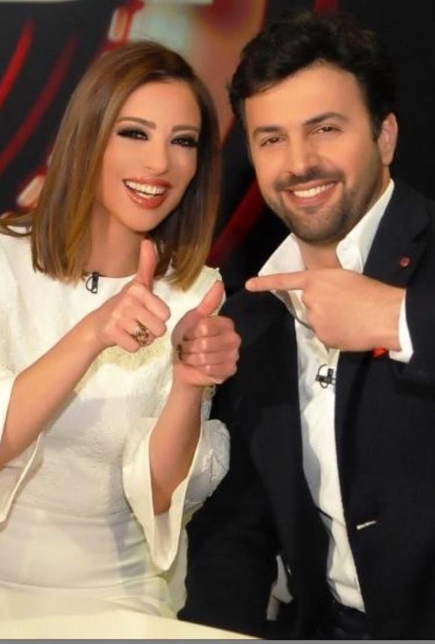 وفاء الكيلاني خلال ارتداء خاتم الزفاف