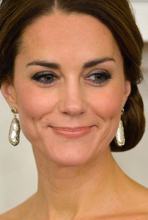 كيت ميدلتون ترتدي مجوهرات اللؤلؤ في زيارتها الى بولندا