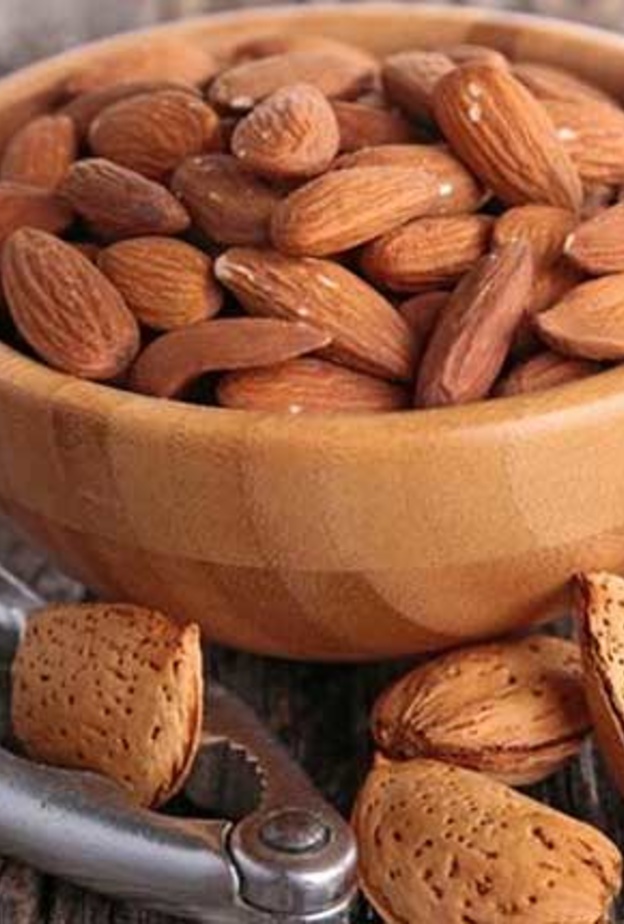 اللوز يحمي من الإصابة بالسرطان