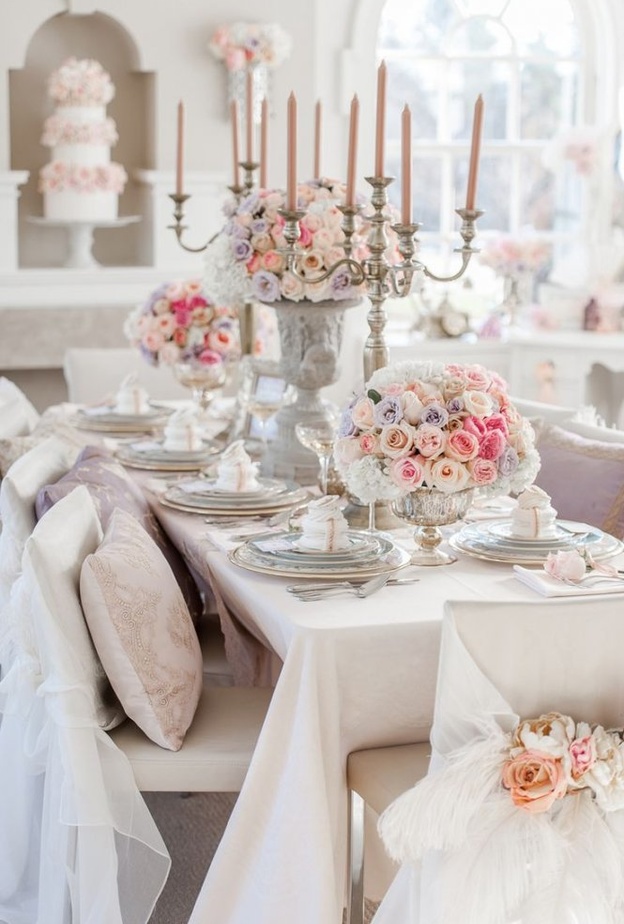 مفرش يتناسب مع الوان الكراسي الذهبية