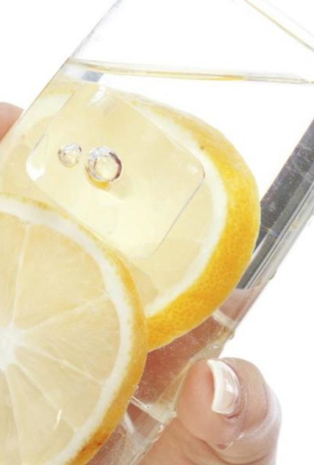 مشروب الليمون والماء الدافئ على الريق ينظف الجسم من السموم.