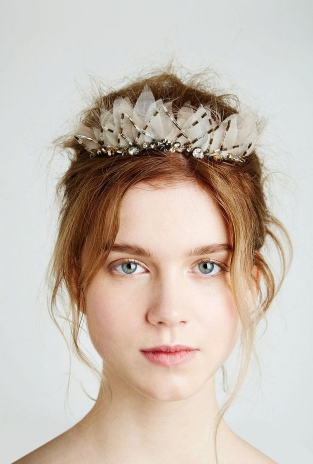 التاج من الكريستال يناسب اغلبية فساتين الزفاف