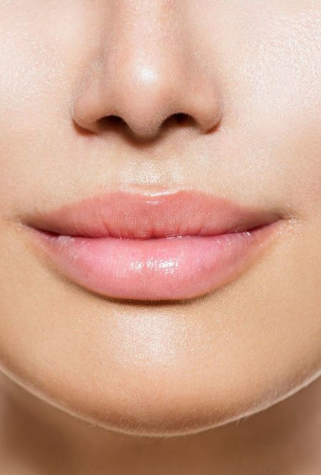 الشفاه المتوردة سر الابتسامة الجذابة