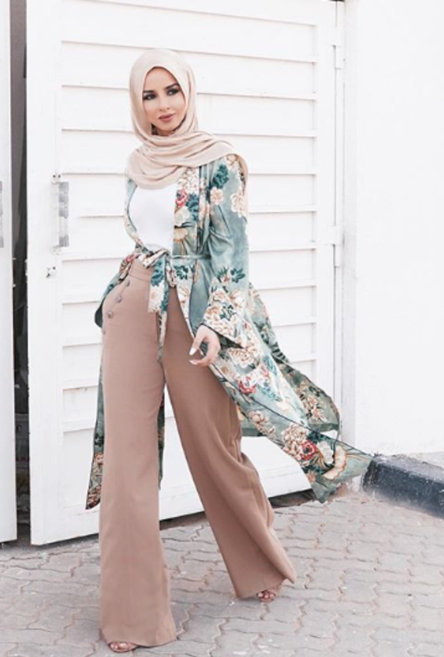 رقي وأناقة سالي عاشور بسروال رمادي بخصر عالي مع توب ميتاليك وكارديغان بلون البوردو