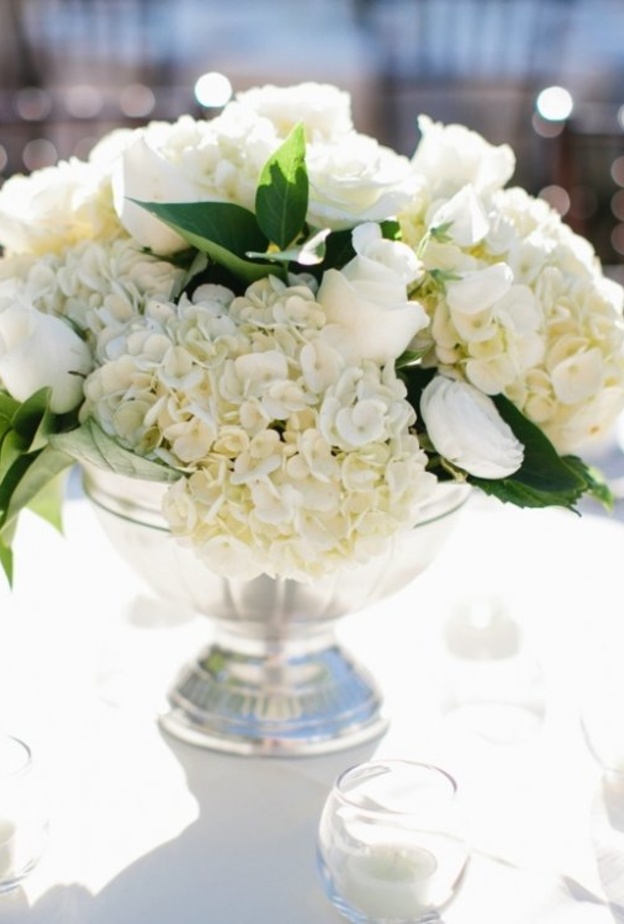 المزهريات المزينة بالورود البيضاء في حفل الزفاف