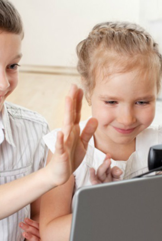 يجب التذكير بالجوانب الإيجابية لسفر الأب لتخفيف تاثيره على الابناء