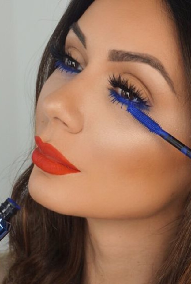 ضعي الماسكارا الزرقاء هذا الموسم