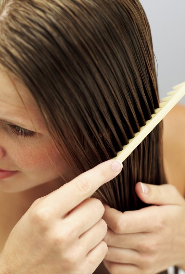 يعمل المشط الخشبي على إزالة الأتربة العالقة في فروة الرأس