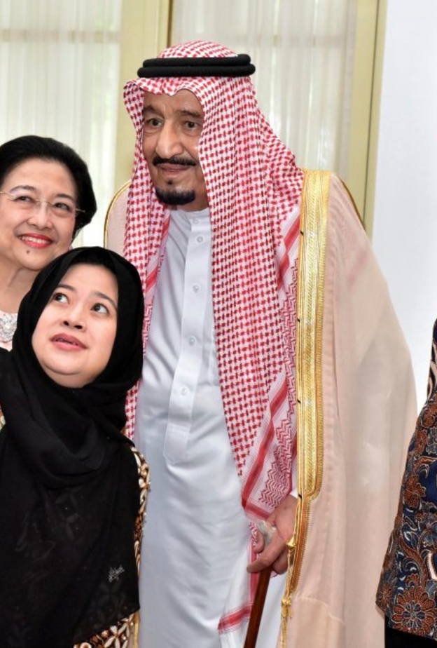 فيديو وصور..الآلاف في اندونيسيا يودعون الملك سلمان