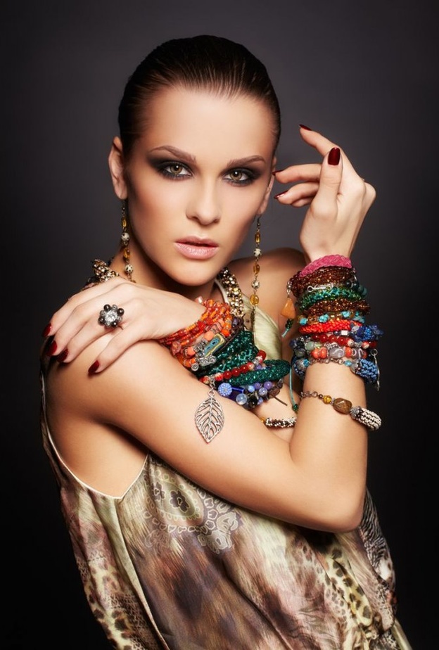 الاساور الملونة تساعدك على تفتيح الوان الملابس