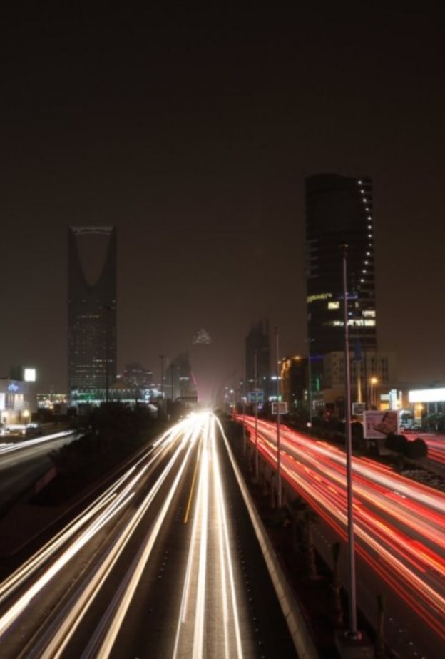 برج المملكة اثناء ساعة الارض من تصوير عمار الملحم 