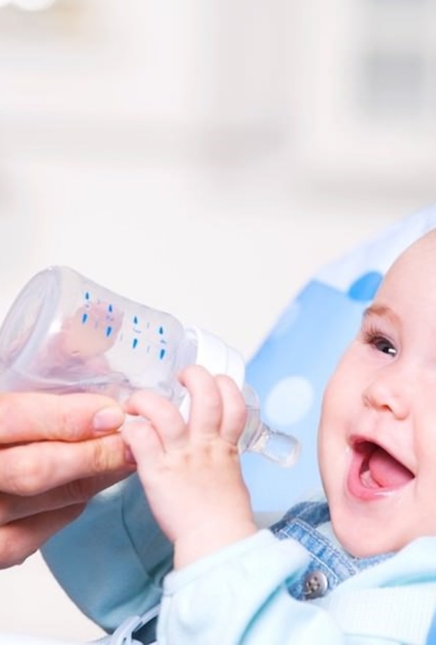 الوقت المناسب لاعطاء الطفل الرضيع الماء 