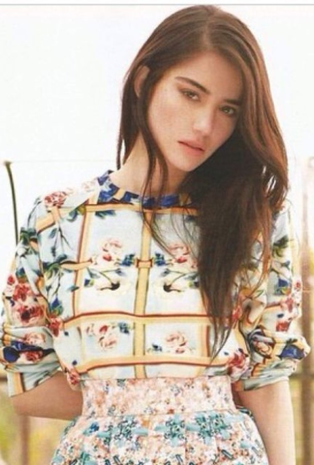 الازياء المنقوشة هي لعبة الممثلة الاتركية اوزجي جوريل