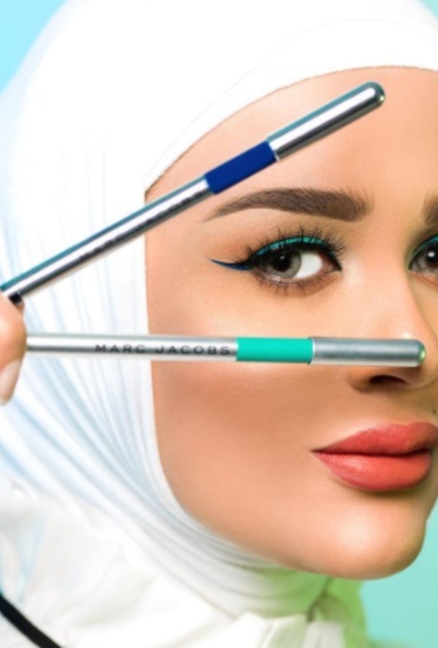 دلال الدوب لا تتخلى عن الآيلاينر النيلي على الجفون السفلى للعين