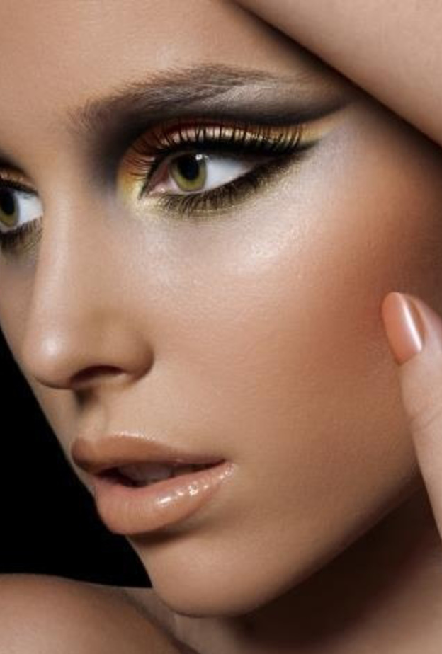 الشفاه النيود اللامعة تليق بكل الإطلالات