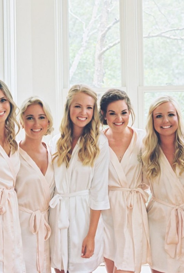 تتعدد الوان روب العروس لكن الابيض يبقى الاساس