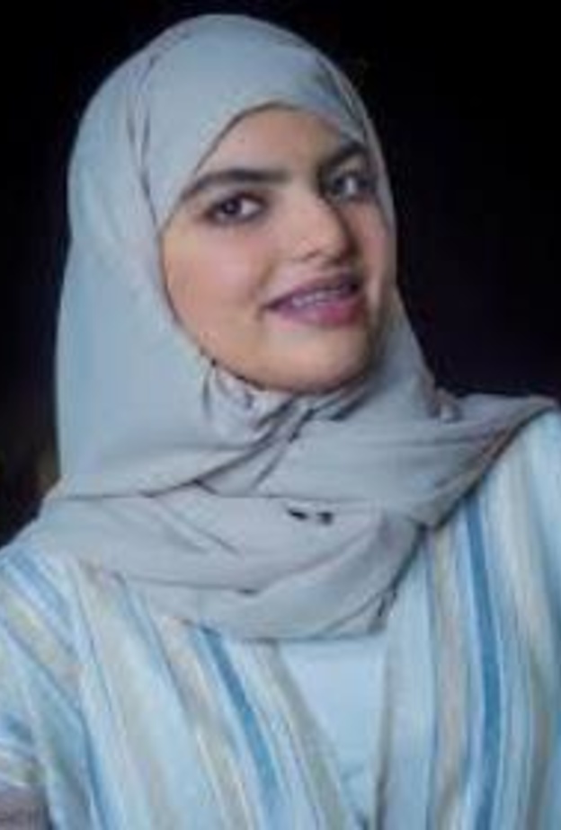 سارة الودعاني الرسامة السعودية المشاركة في معرض أمي