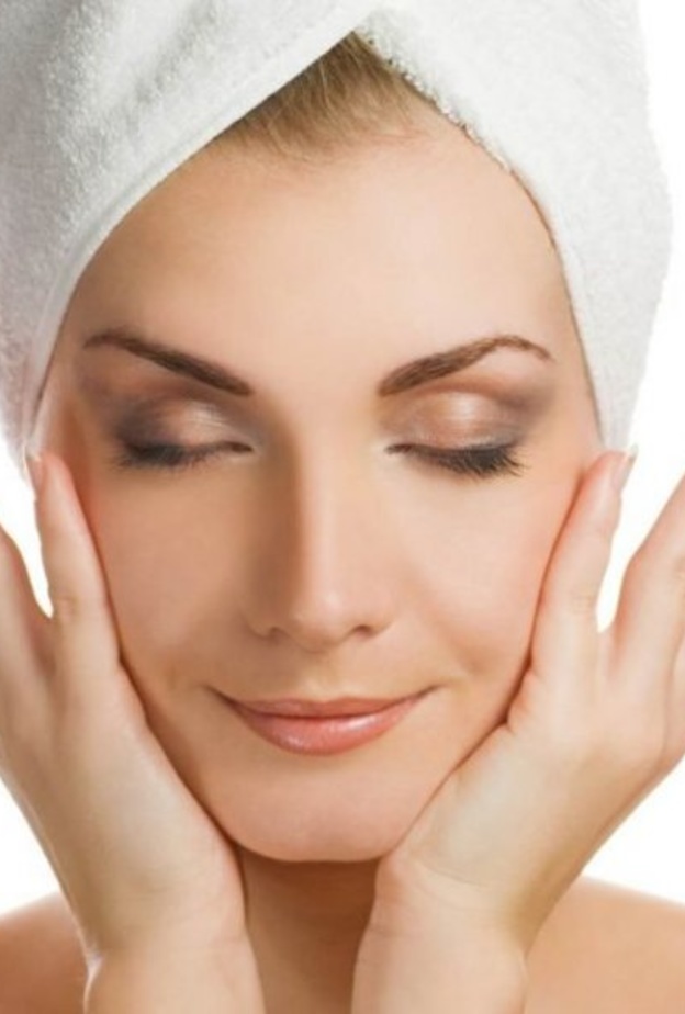 ماء الورد يعالج مشاكل البشرة