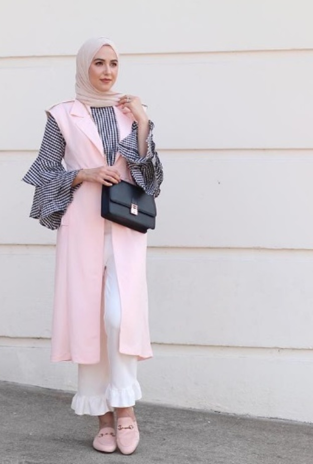 التوب الناعم بأكمام الجرس والكشاكش الناعمة مع البنطال الأبيض من لينا أسعد.