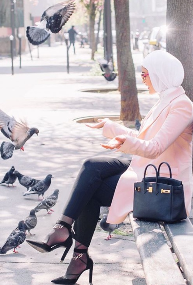 فاطمة بإطلالة وردية بالجينز